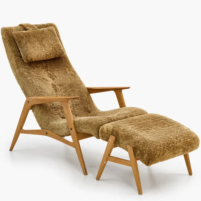 FÅTÖLJ med FOTPALL, "Siesta", JIO Möbler, 1960-tal, ljus ek, brun fårskinnsklädsel.