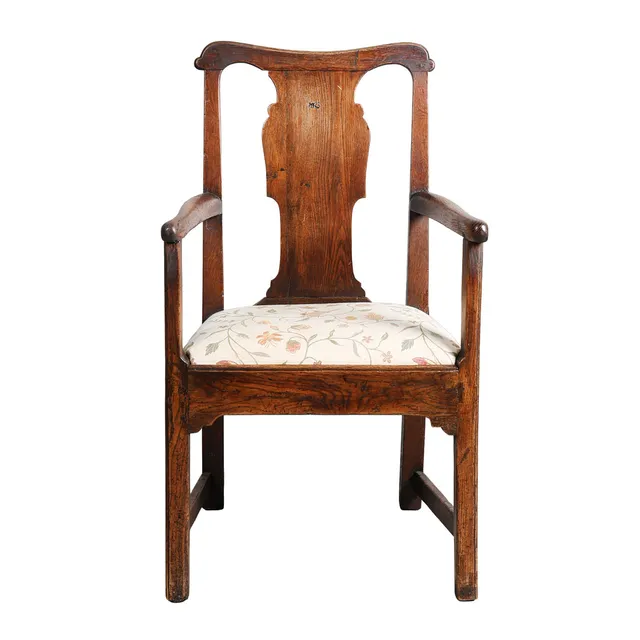 A GEORGE III COUNTRY/ESTATE MADE ARMCHAIR.