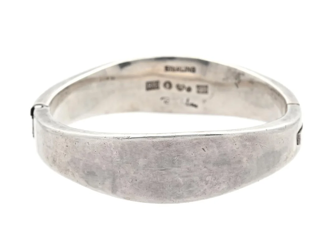 REY URBAN, sterlingsilver, Stockholm 1966, bredd ca 8-15 mm, innermått ca 5,5x5 cm, vikt 72,5 g, visst slitage på metallen. — Smycken/Armring — Kaplans