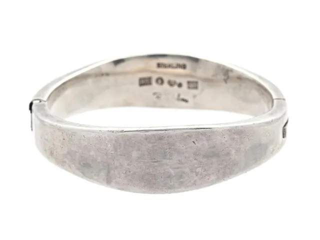 REY URBAN, sterlingsilver, Stockholm 1966, bredd ca 8-15 mm, innermått ca 5,5x5 cm, vikt 72,5 g, visst slitage på metallen.