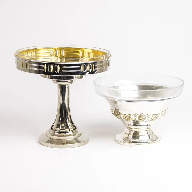 SKÅLAR PÅ FOT, 2 stycken, nysilver med glasinsats, tidigt 1900-tal.