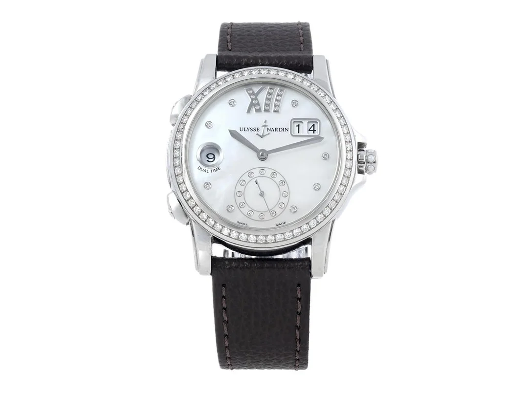 ULYSSE NARDIN, Lady Dual Time, Cal UN-334, Verk nr. 1011796, Serie nr. 0996, Ref nr. 3343-222/391, Boett nr. 3343-222, damur, 37 mm, stål, automatisk, safirglas, stort datum, två tider, liten sekundvisare, pärlemorurtavla med diamanter (32 st. 8/8), briljantkrans (60 st.), glasbaksida, läderband, viklås, cert, oktober 2019, box, ytterkartong. — Klockor/Ulysse Nardin — Kaplans