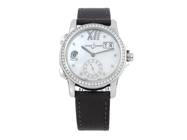 ULYSSE NARDIN, Lady Dual Time, Cal UN-334, Verk nr. 1011796, Serie nr. 0996, Ref nr. 3343-222/391, Boett nr. 3343-222, damur, 37 mm, stål, automatisk, safirglas, stort datum, två tider, liten sekundvisare, pärlemorurtavla med diamanter (32 st. 8/8), briljantkrans (60 st.), glasbaksida, läderband, viklås, cert, oktober 2019, box, ytterkartong.