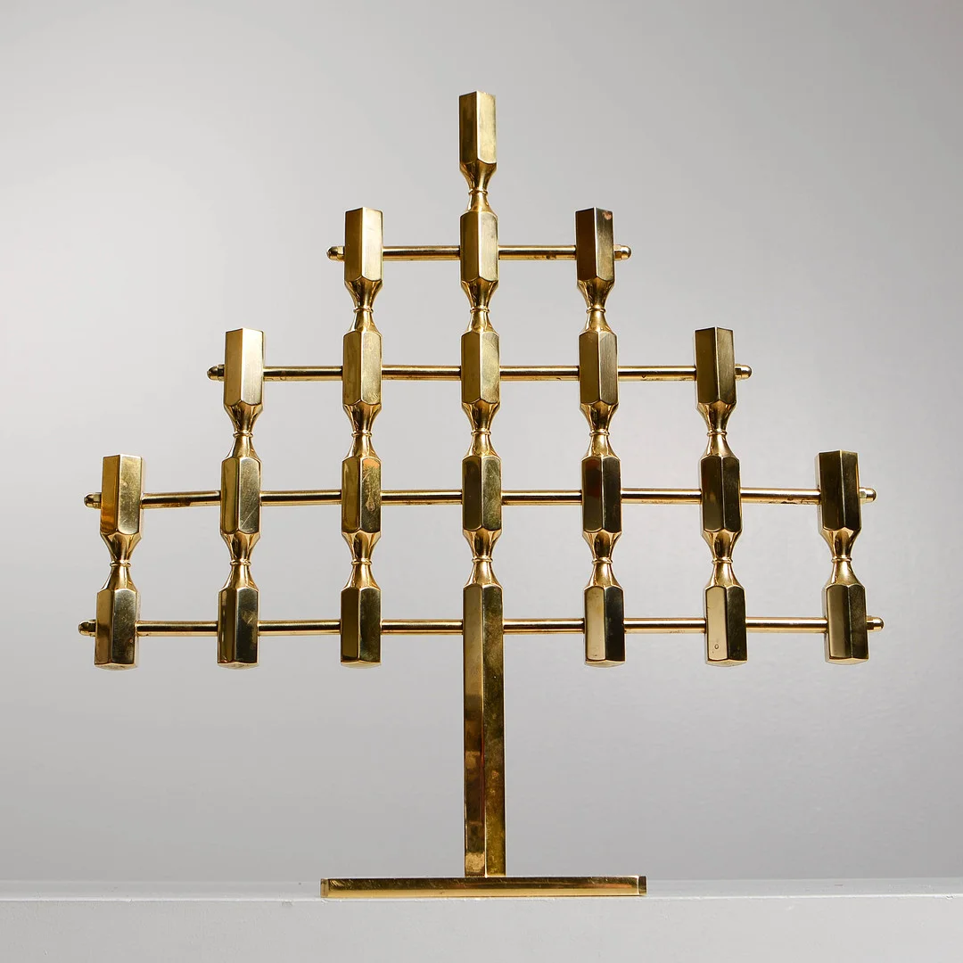 LARS BERGSTEN. Kandelaber, mässing, Metallslöjden Gusum, daterad 1982. — Candlesticks — Formstad Auktioner