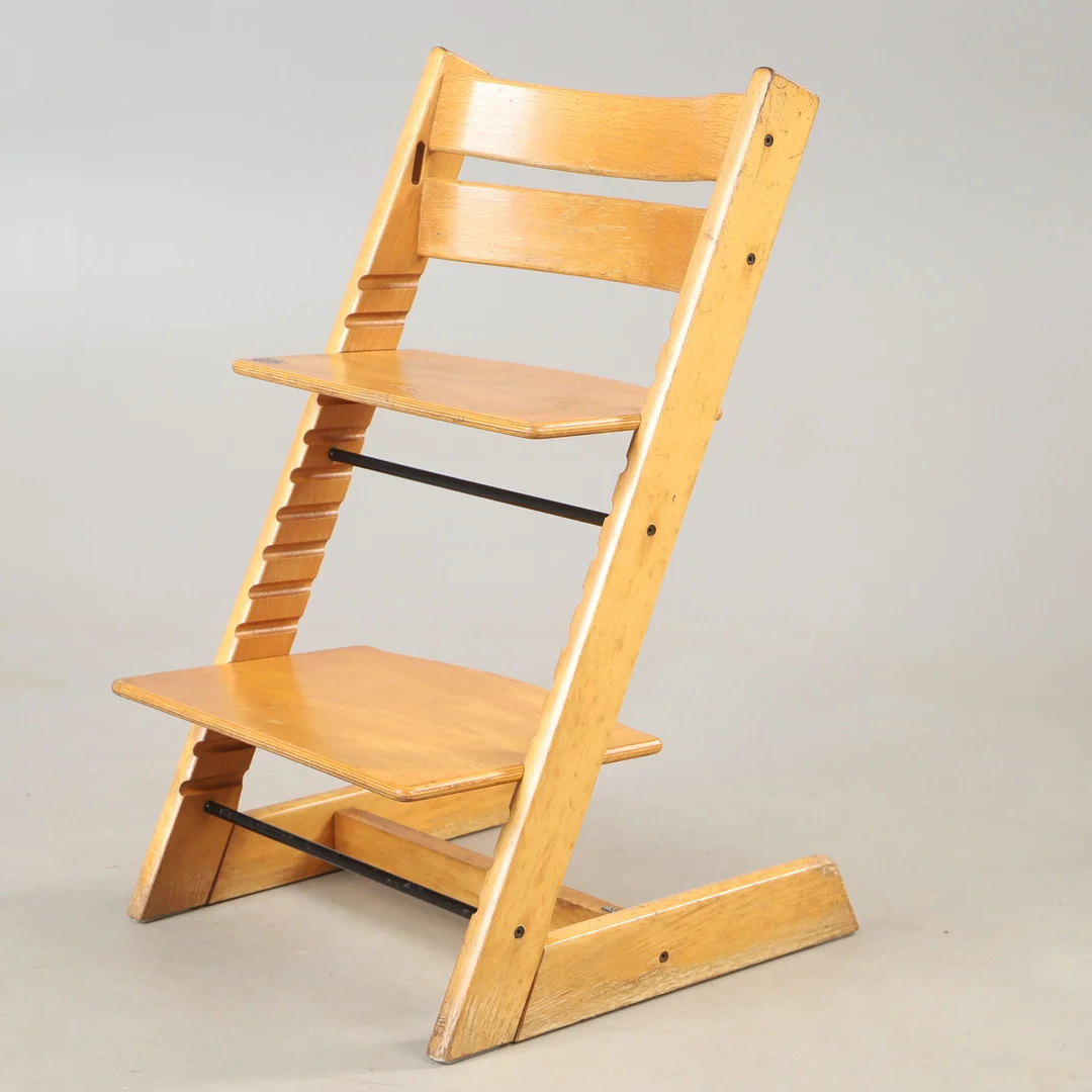 PETER OPSVIK. Barnstol, "Tripp-Trapp", Stokke, Norge. — Armchairs & Chairs — Helsingborgs Auktionskammare