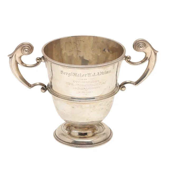 AN EDWARDIAN SILVER TROPHY CUP, MILITARY INTEREST.