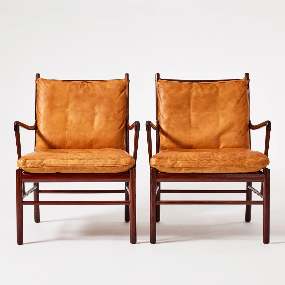 OLE WANSCHER. "Colonial Chair", karmstolar, ett par, Poul Jeppesens Møbelfabrik, Danmark, modellnr PJ 149, palisander, sits i flätad rotting, lösa dynor klädda i cognacsfärgat läder. — Armchairs & Chairs — Stockholms Auktionsverk Fine Art