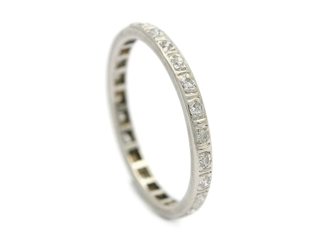 ALLIANSRING, platina, 25 åttkantslipade diamanter ca 0,35 ctv, Hugo Grun & Co, Stockholm 1943, stl 17,5 mm, vikt 2,5 g, några stenar med skada. — Smycken/Alliansring — Kaplans