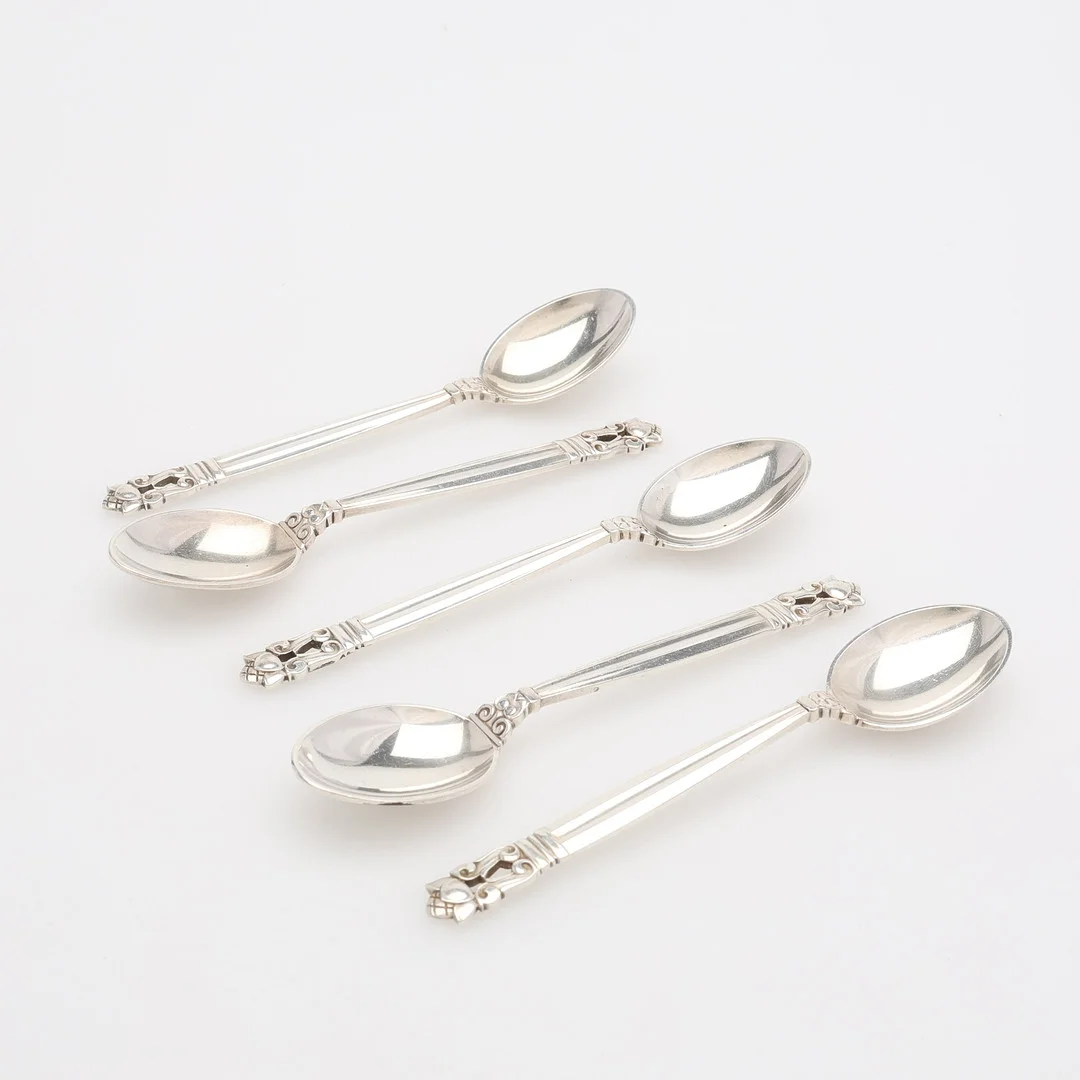 JOHAN ROHDE. MOCCASKEDAR, FEM STYCKEN, "KONGE/ACORN", FÖR GEORG JENSEN, DANMARK. — Silver — Crafoord Auktioner Lund