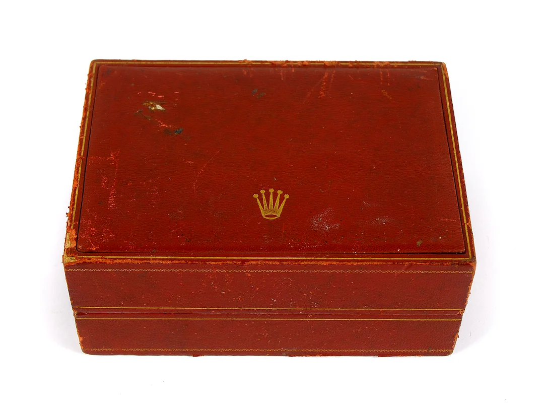 BOX, till Rolex Day-Date, röd, ej komplett, 180 x 129 x 76 mm, Ref nr. 56.01.1, ca 1970. — Klocktillbehör/Rolex — Kaplans