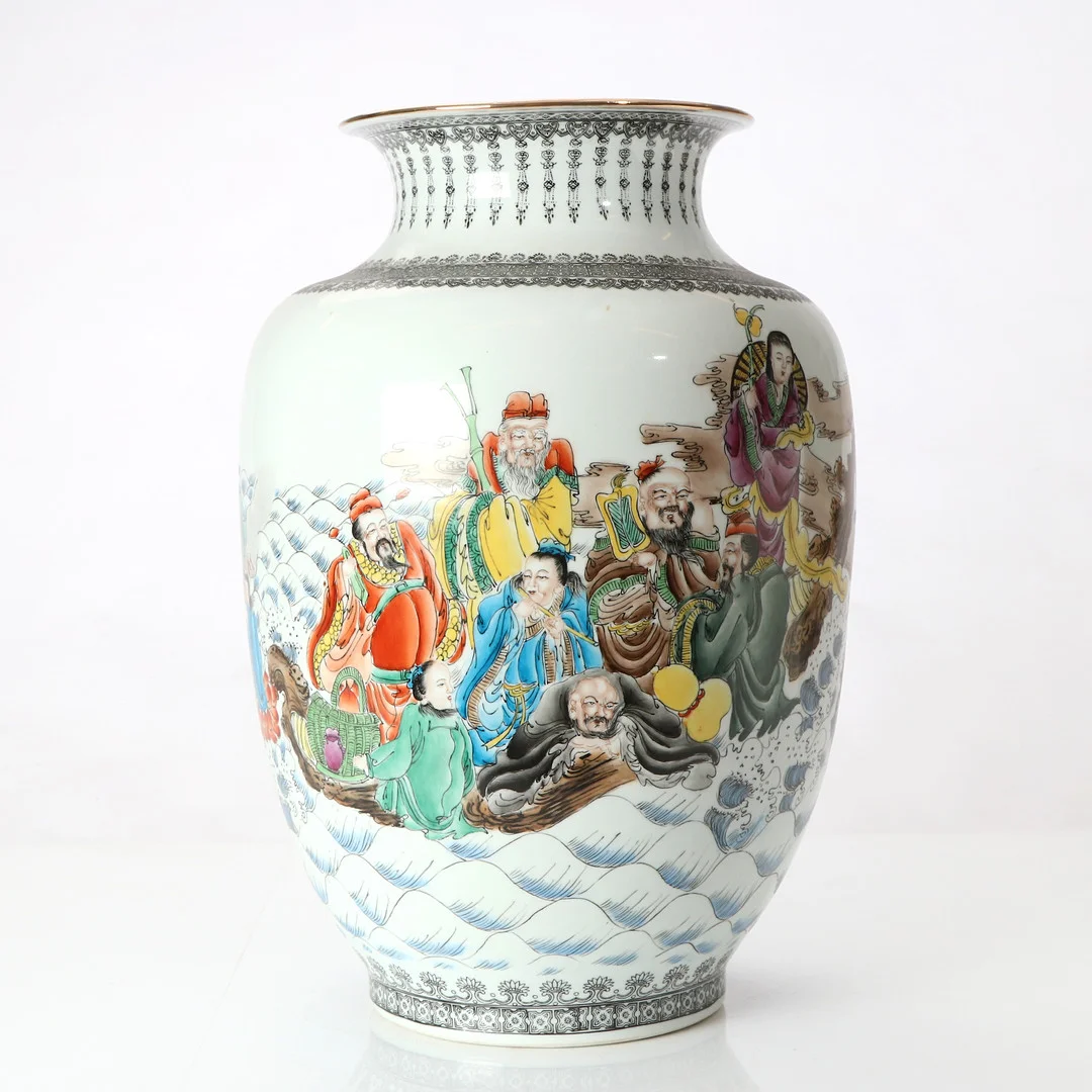 URNA. Porslin med polykrom samt förgylld dekor och kalligrafi. Kina, samtida tillverkning. Dekoren delvis tryckt. — Ceramics & Porcelain — Skånes Auktionsverk