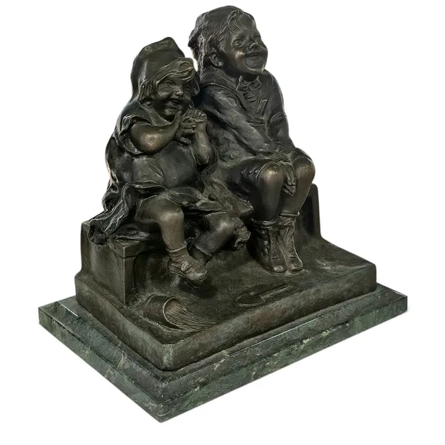 JOAN CLARÀ AYATS. Firmado. Escultura "Pareja de niños en el banco" en bronce patinado. Base de mármol.