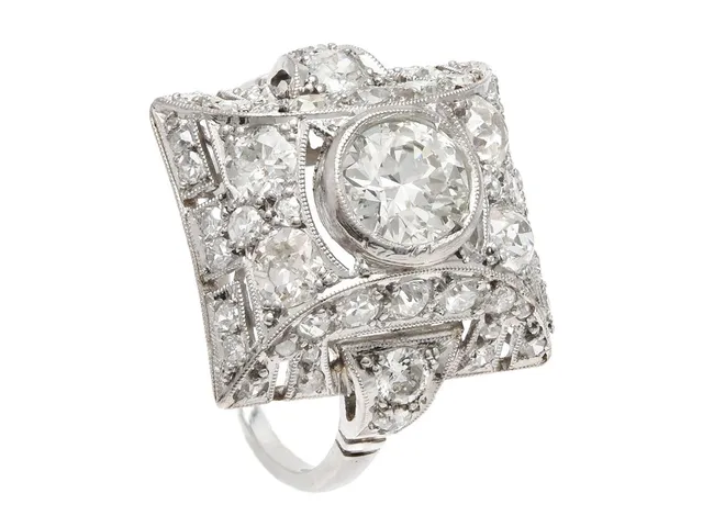 RING, platina, äldre briljantslipad diamant ca 0,80 ct, ca TCa(K)/VS2, 50 gammal- äldre åttkant- och rosenslipade diamanter ca 1,30 ctv, Art Deco, stl 16,75 mm, vikt 5,8 g, flera sidostenar har skador och nagg.