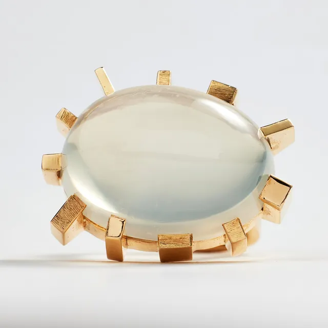 REY URBAN. ring, 18 k guld, 1 cabochonslipad månsten, Stockholm 1975.