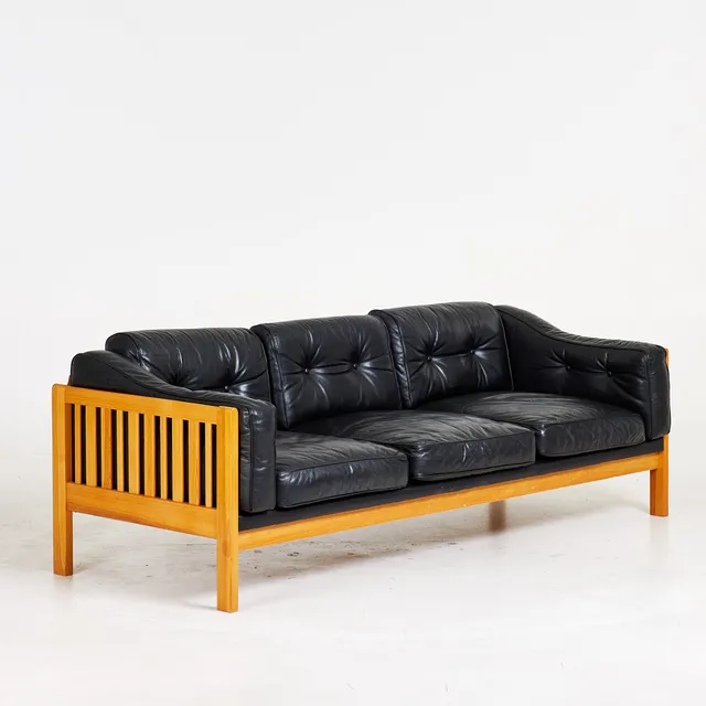 INGVAR STOCKUM. Soffa, "Monte Carlo", Futura Möbler Tibro, furu, plymåer skin, klädda knappar.