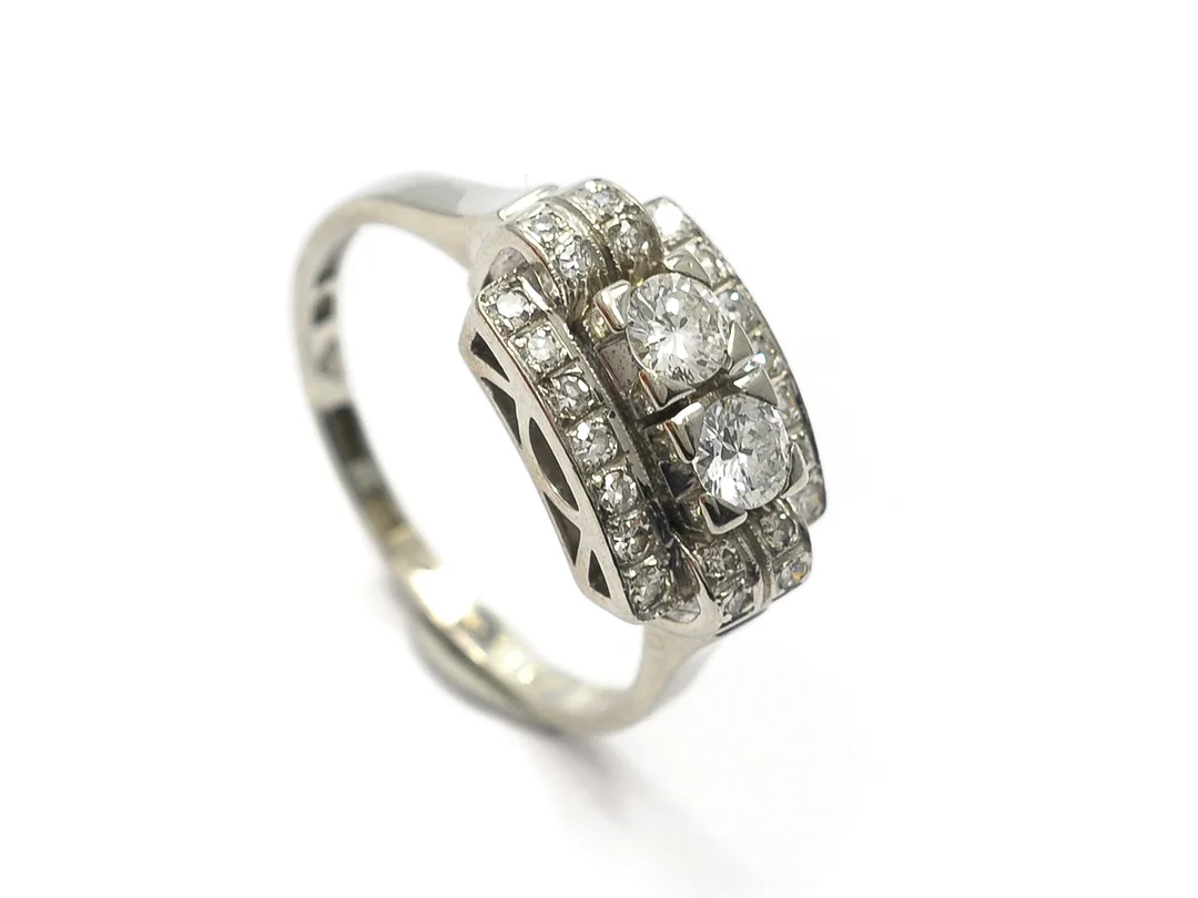 RING, 18K vitguld, 2 briljanter ca 0,36 ctv, 22 åttkantslipade diamanter ca 0,17 ctv, ca TW/VVS-VS, Sthlm 1961 stl 17 mm, vikt 4,6 g, gravyr. — Smycken/Ring — Kaplans