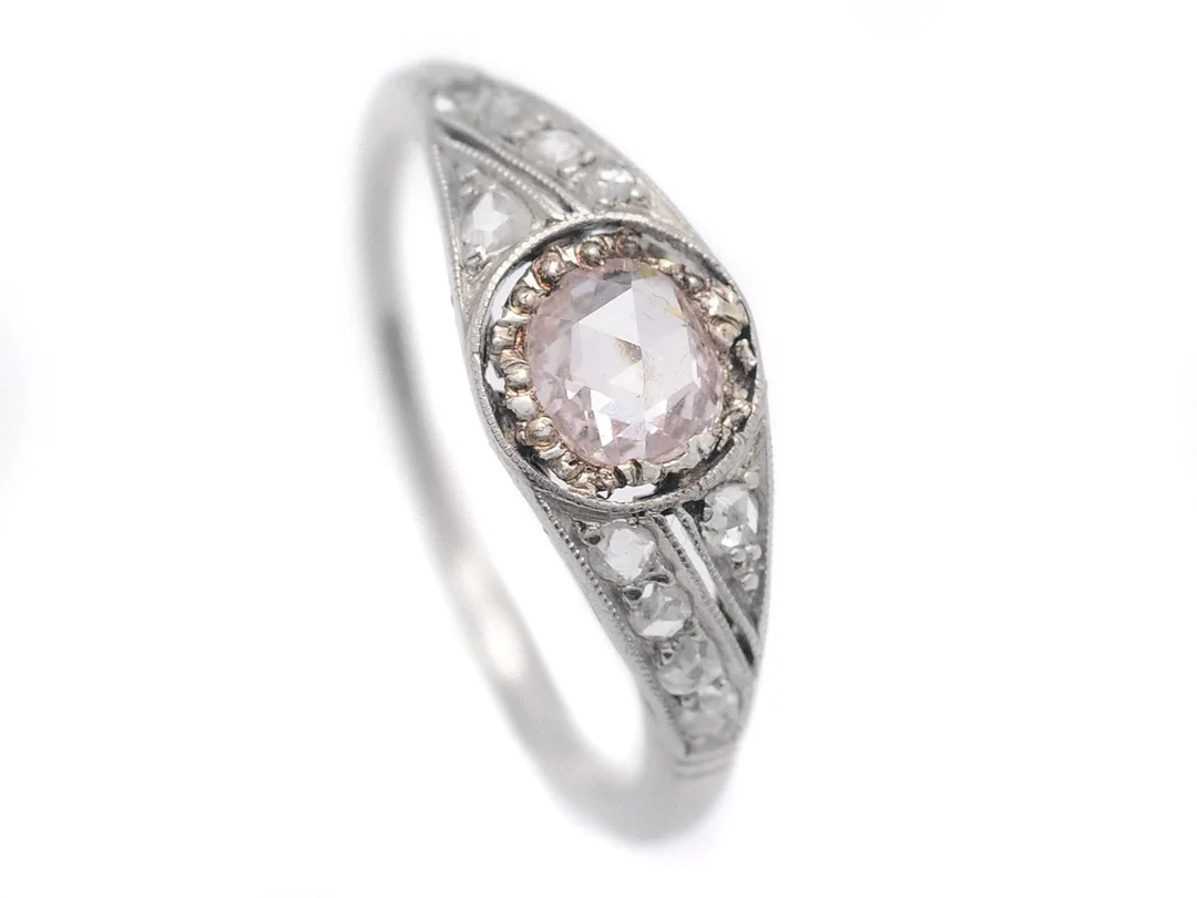 RING, platina, svagt rosa rosenslipad diamant, 10 mindre rosenslipade diamanter, stl 17,25 mm, vikt 2,6 g, skadad ringskena. — Smycken/Ring — Kaplans