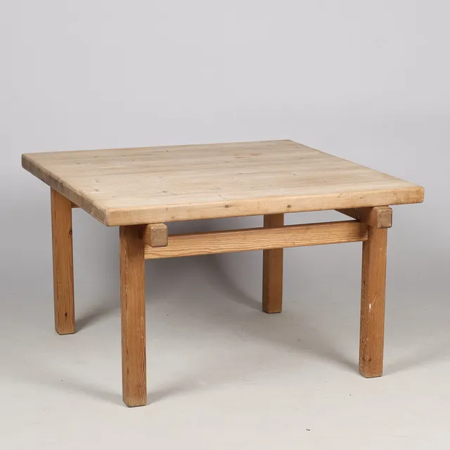 SKANDINAVISK MØBELDESIGN. Firkantet sofabord af massiv fyrretræ, Skandinavien, 1900 tallets anden halvdel.