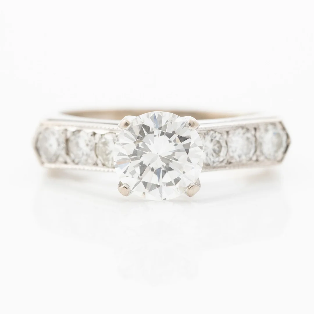 Ring, 18K vitguld med briljantslipade diamanter. — Smycken/Ringar — Bukowskis
