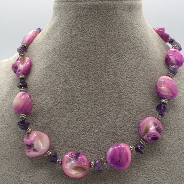 MURANO GLAS COLLIER, VIOLETT FARBIG MIT AMETHYSTEN UND METALL ELEMENTEN UND GRÖSSENVERSTELLBAREN VERSCHLUSS, ITALIEN,UM CA. 1970.