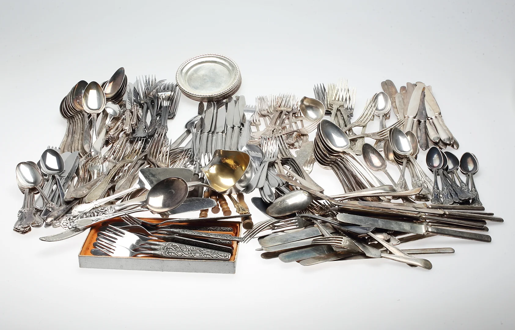 NYSILVERBESTICK M M, ca 289 delar, bl a "Olga", 1900-tal. — Silver — Kalmar Auktionsverk