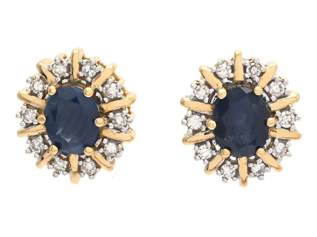 CARMOSÉÖRHÄNGEN, 18K guld, 2 ovalslipade safirer, 20 åttkantslipade diamanter ca 0,12 ctv, ca W/SI, 9,5x8,5 mm, vikt 2,4 g, stift, några diamanter med nagg. — Smycken/Örhängen — Kaplans