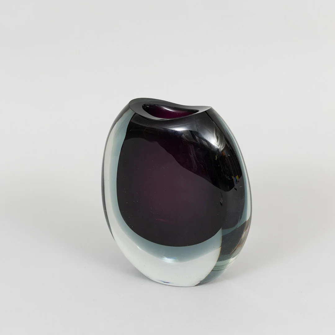 VICKE LINDSTRAND. Vas, underfångsglas, Kosta. — Art glass — Garpenhus Auktioner
