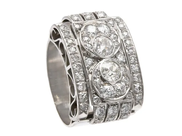 RING, 18K vitguld, gammal- åttkant-, och briljantslipade diamanter ca 1,50 ctv, ca TW-TCa/VS-SI, Rolf Jacobsson, Gösta Rosin, Stockholm 1969, stl 16,25 mm, vikt 9,4 g, små sprickor i anslutning till storleksändringar, ett fåtal diamanter med nagg och skador.