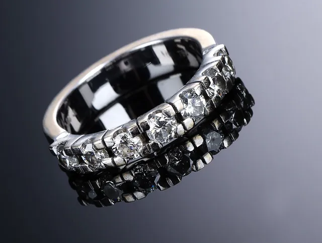 Alliancering af 18 kt. hvidguld med syv brillanter - i alt 1.06 ct