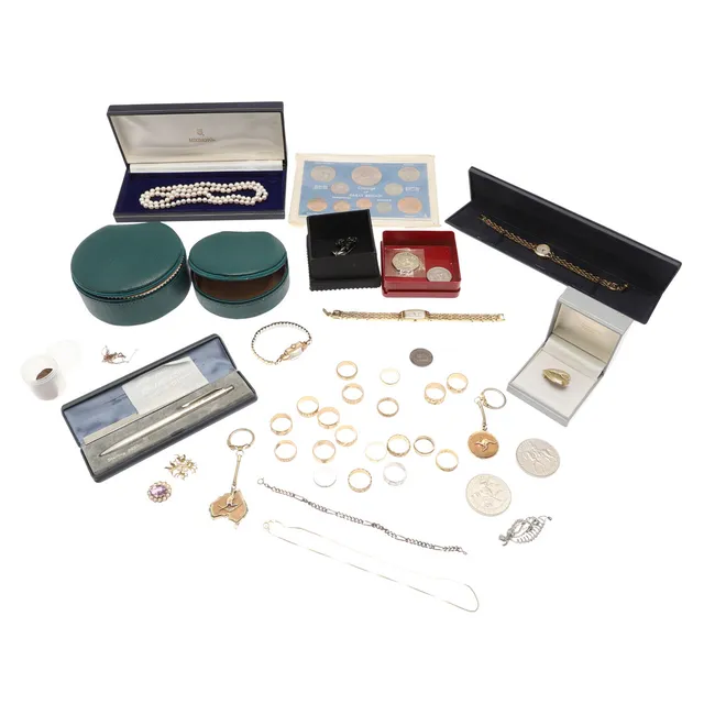 ASSORTED COSTUME JEWELLERY.