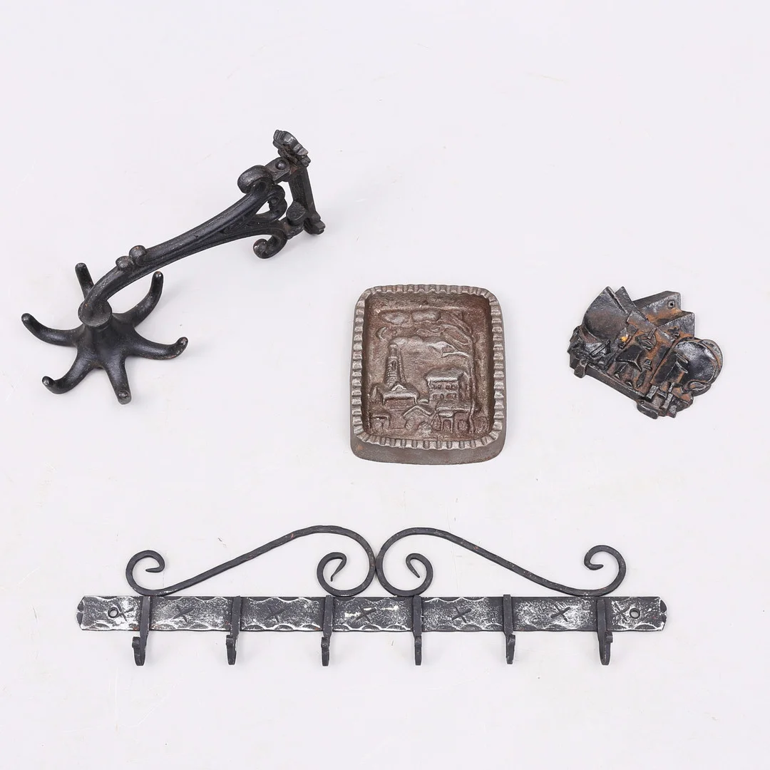HÄNGARE, FAT, VÄGGRELIEF, 4 delar, gjutjärn, smide. — Other metals — Växjö Auktionskammare