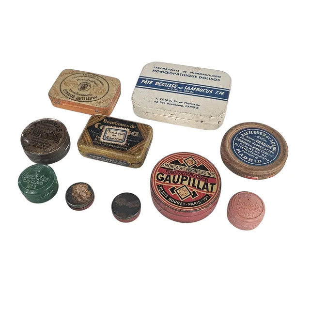 Colección de diez cajitas de hojalata antiguas.