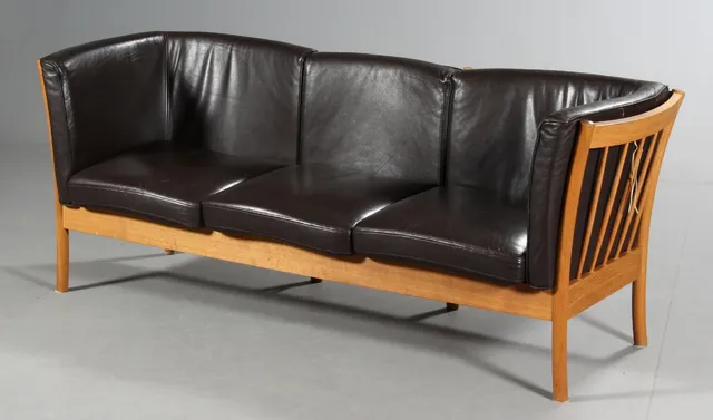 Hurup Møbelfabrik. Tre-pers. sofa, olieret massivt egetræ