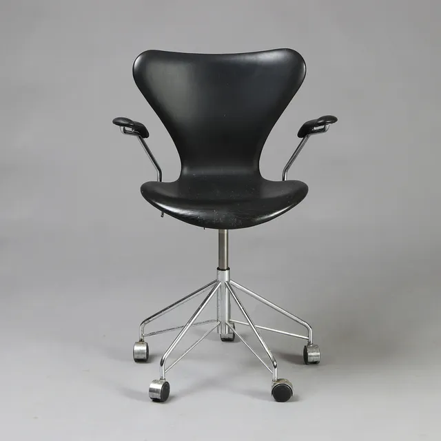 ARNE JACOBSEN. SKRIVBORDSSTOL. Förkromad metall med klädsel i svart skinn. "Sjuan", Republic of Fritz Hansen, 2018.