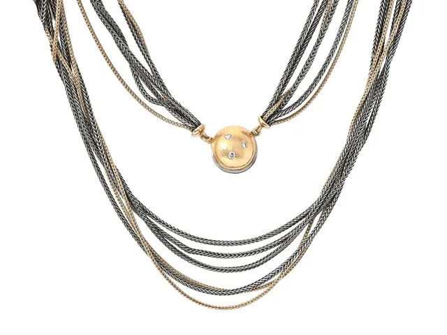 OLE LYNGGAARD, lås, Smilet, 18K guld/vitguld, briljantslipade diamanter ca 0,22 ctv, vikt 7,3 g, kedja, 6 - radig, silver/14K guld, längd 69 cm, vikt 14K guld ca 13 g, vikt silver ca 39 g .