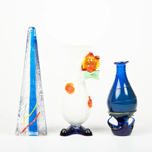 SKULPTUR SAMT VASER, 3 delar, konstglas, bl. a. Johansfors.