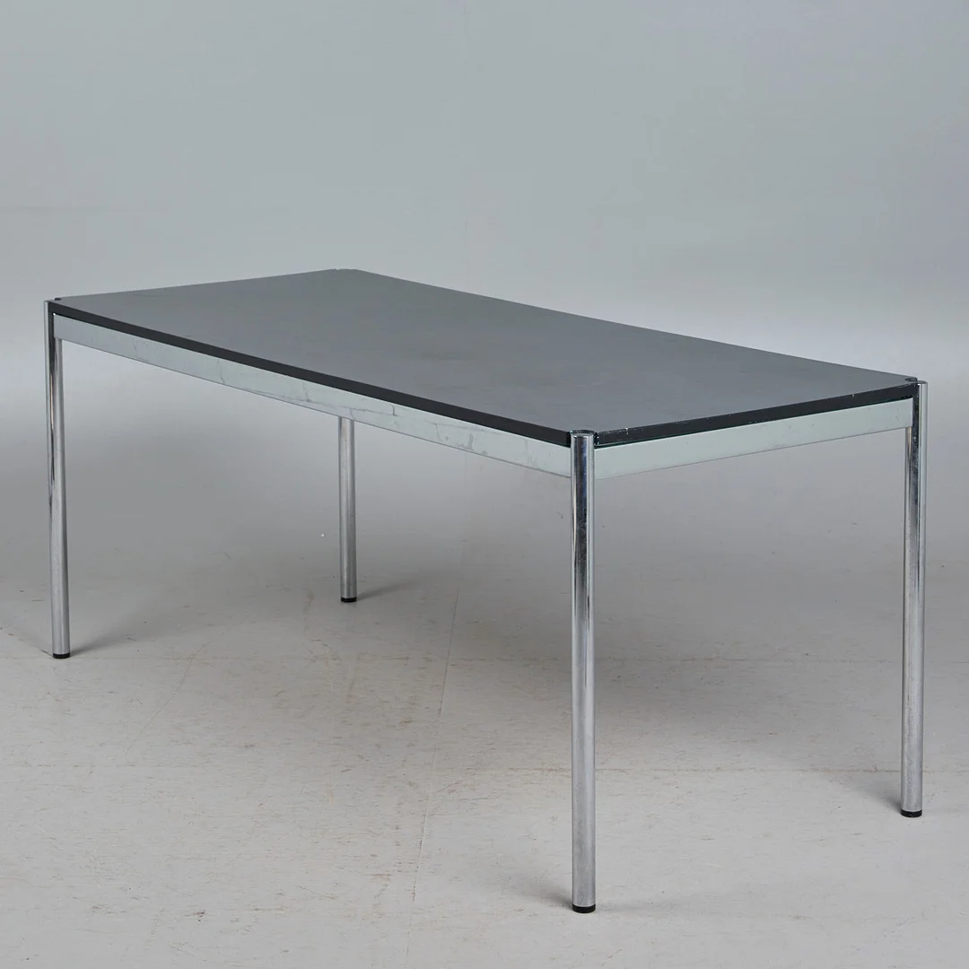 USM Haller, Schreibtisch / Tisch, Eiche, Stahl, verchromt, Deutschland. — Tables — Stockholms Auktionsverk Köln