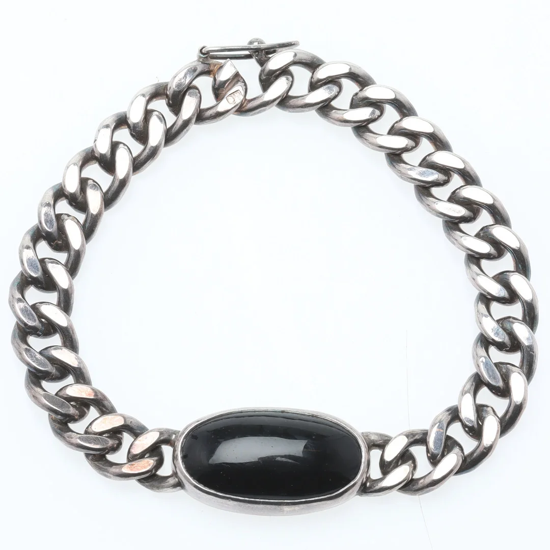 ARMBAND, rhodinerat sterlingsilver med onyx, pansarlänk, Częstochowa, Polen. — Bracelets — Ekenbergs Auktioner