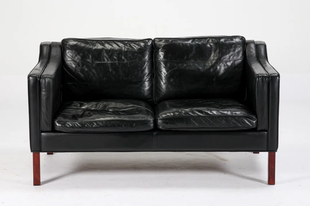 Hurup Møbelfabrik. To-pers. sofa betrukket med sort læder — Furniture/Lounge suites, sofas — Lauritz