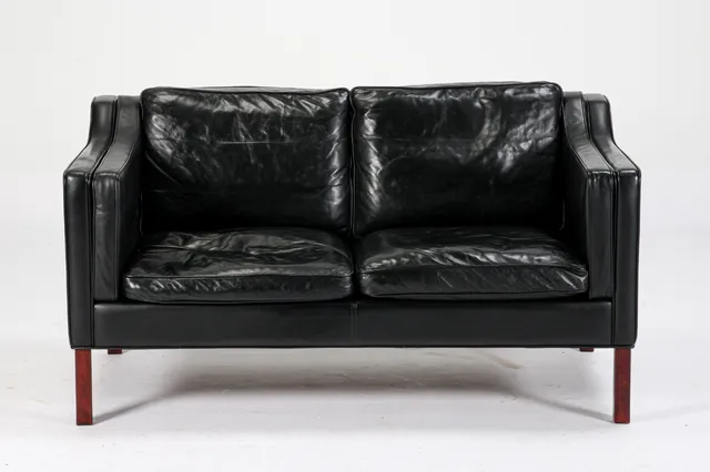 Hurup Møbelfabrik. To-pers. sofa betrukket med sort læder