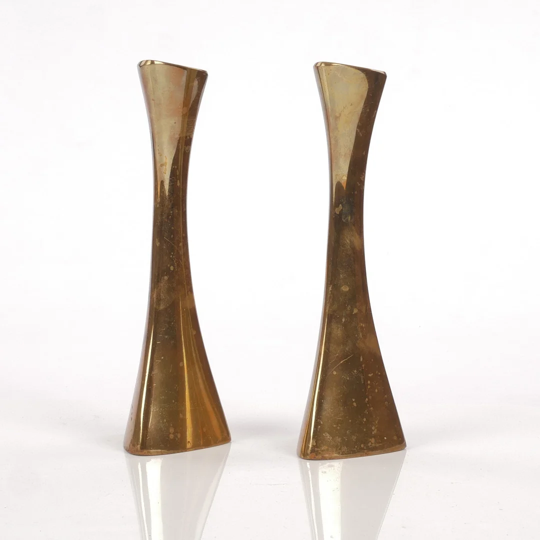 KARL ERIK YTTERBERG. Ljusstakar, ett par, mässing, signerade KEY. — Candlesticks — Auktionsfirma Kenneth Svensson i Kalmar