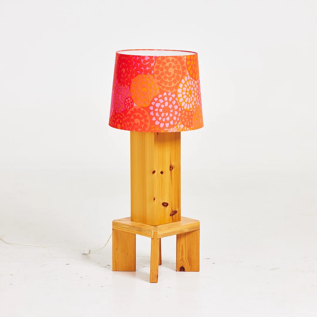 SVEN LARSSON. Bordslampa samt benställning, Möbel-Shop Sven Larsson, lampskärm textil. — Table Lamps — Stockholms Auktionsverk Sickla
