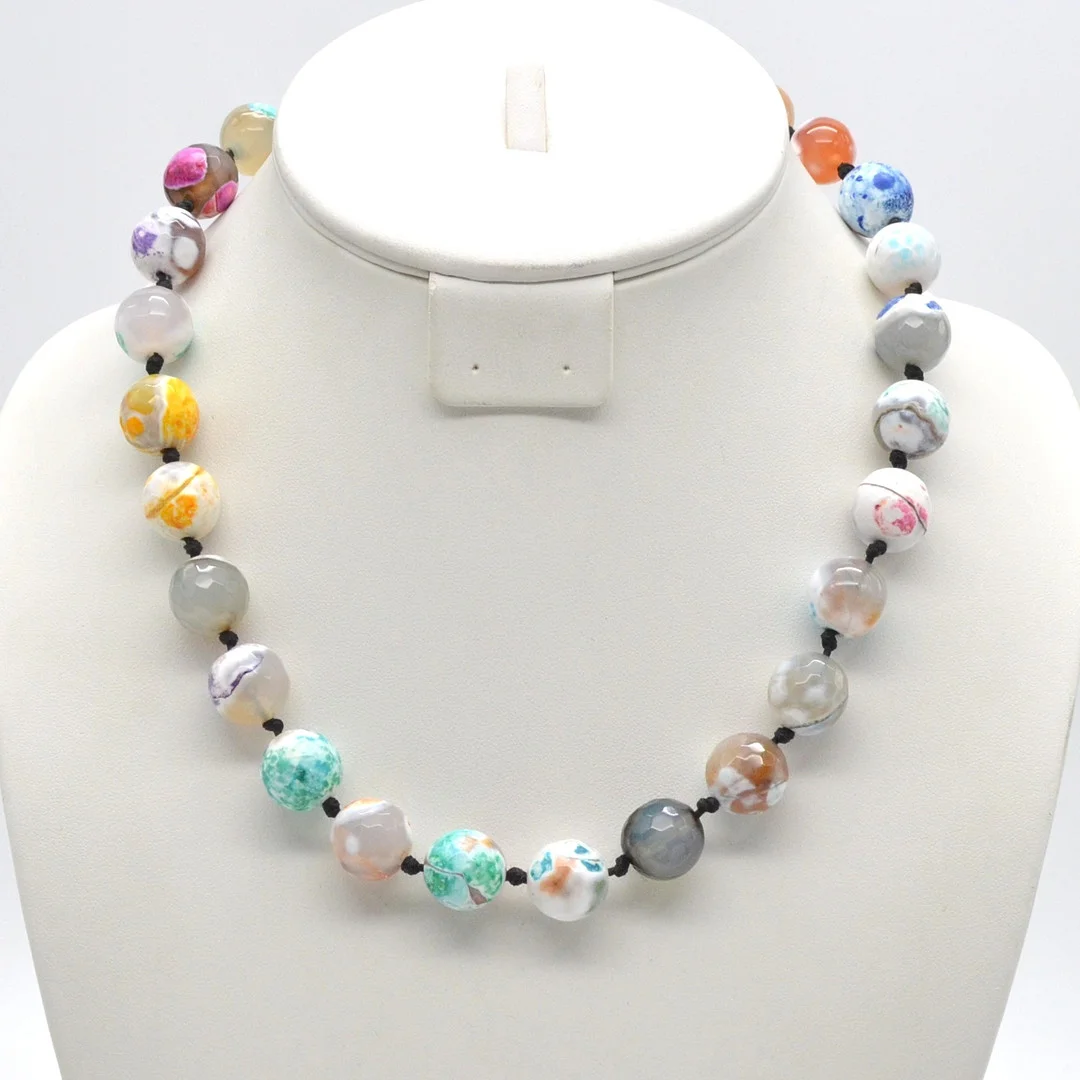 PERLENCOLLIER AUS ACHAT, MEHRFARBIG, POLIERTE OBERFLÄCHE, EINZELN GEKNÜPFT, SPÄTE 20. JAHRHUNDERT, CA. 48 CM. — Necklace — Kunst- und Auktionshaus Kleinhenz