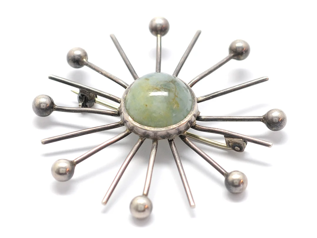 BROSCH, silver, cabochonslipad akvamarin, diameter 5,5 cm, vikt 10 g, stämplad 1963. — Smycken/Brosch — Kaplans