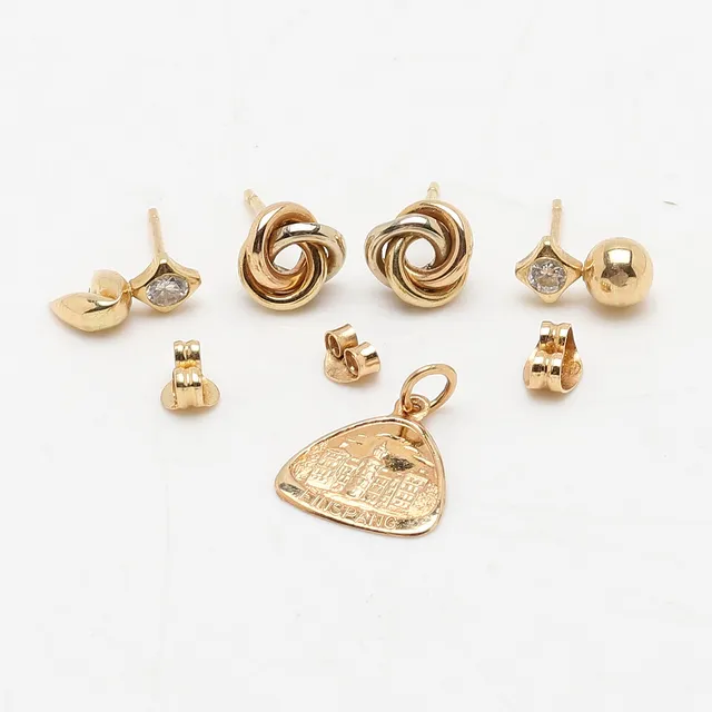 SKROTGULD, 8 delar, 18K guld. Totalvikt ca 2,19 g.