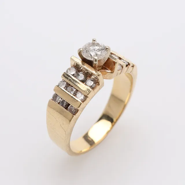 RING, 14K GULD MED BRILJANTER.