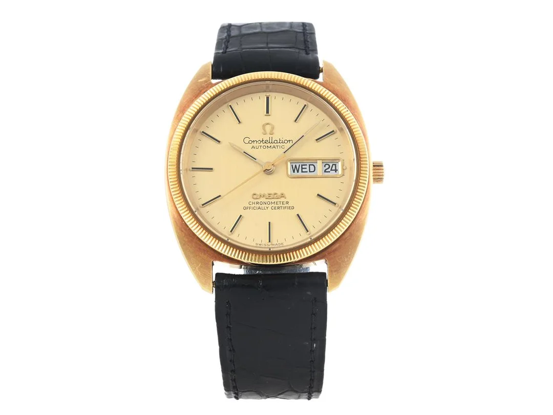 OMEGA, Constellation, "C", Chronometer, Cal 1021, Serie nr. 39052260, Ref nr. BA 168.0057, Boett nr. 168.0057, herrur, 35 mm, 18K guld, automatisk, safirglas (nagg), dag, datum, läderband, originalspänne i doublé, ca 1975. — Klockor/Omega — Kaplans