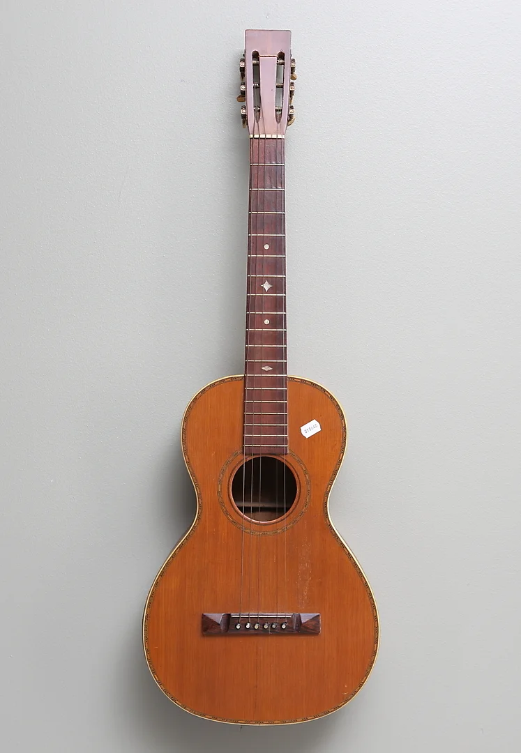 AKUSTISK GITARR. — Musical instruments — Kalmar Auktionsverk