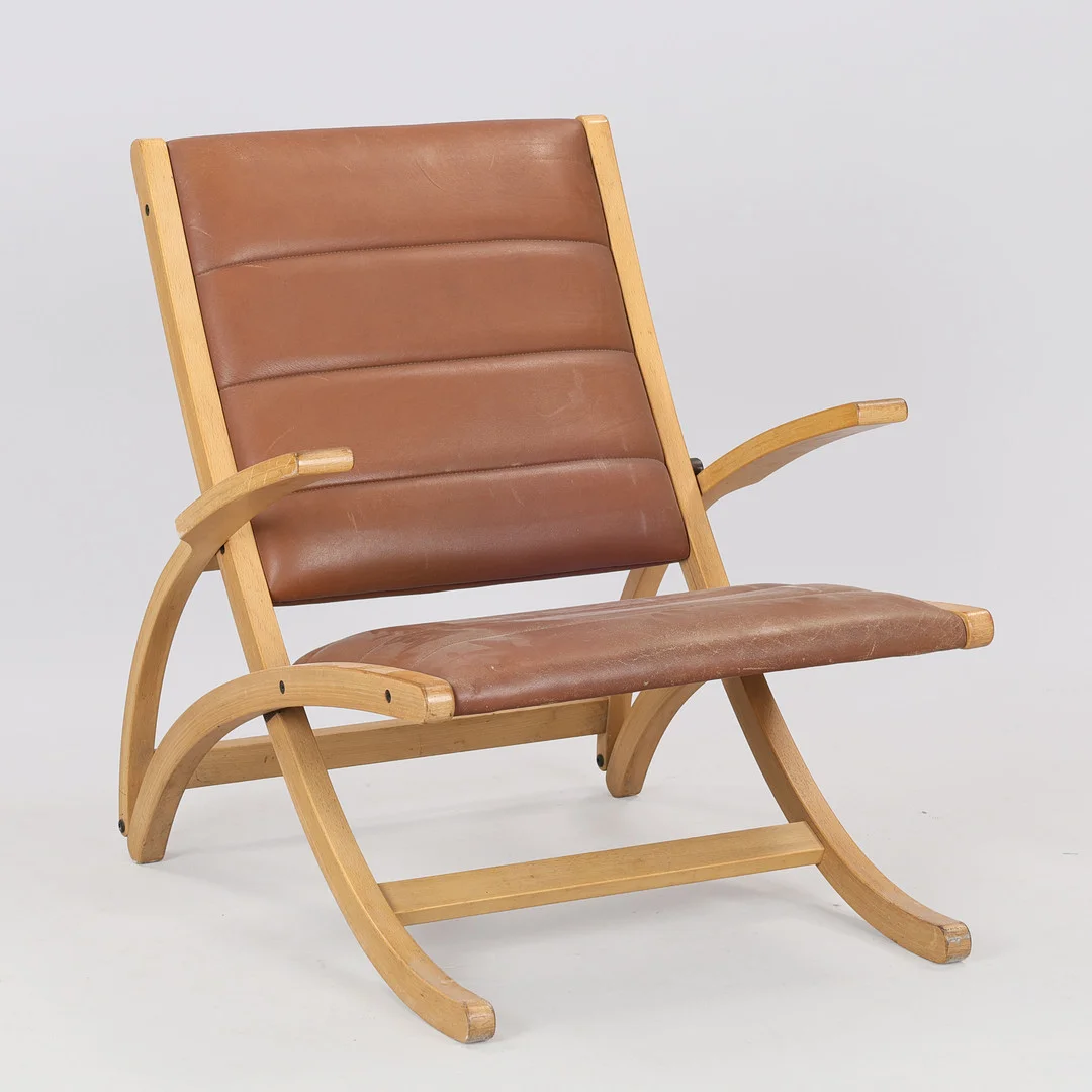 Sammenklappelig lænestol med stel af formbøjet bøgetræ, sæde og ryg betrukket med brunt læder, dansk møbelproducent, Danmark, 1900-tallets anden halvdel. — Armchairs & Chairs — Palsgaard Kunstauktioner