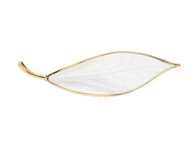 DAVID ANDERSEN, brosch, förgyllt sterlingsilver, vit emalj, Norge, längd 70 mm, vikt 8,3 g.